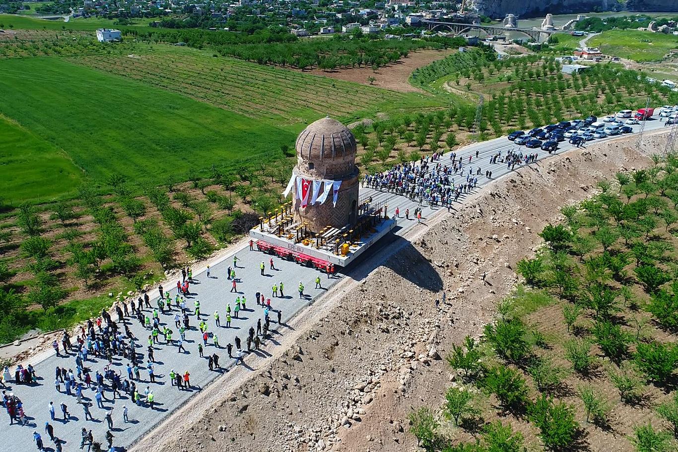 Tarihi Zeynel Bey Türbesi'nin taşınması havadan görüntülendi Tarihi Zeynel Bey Türbesi'nin taşınması havadan görüntülendi